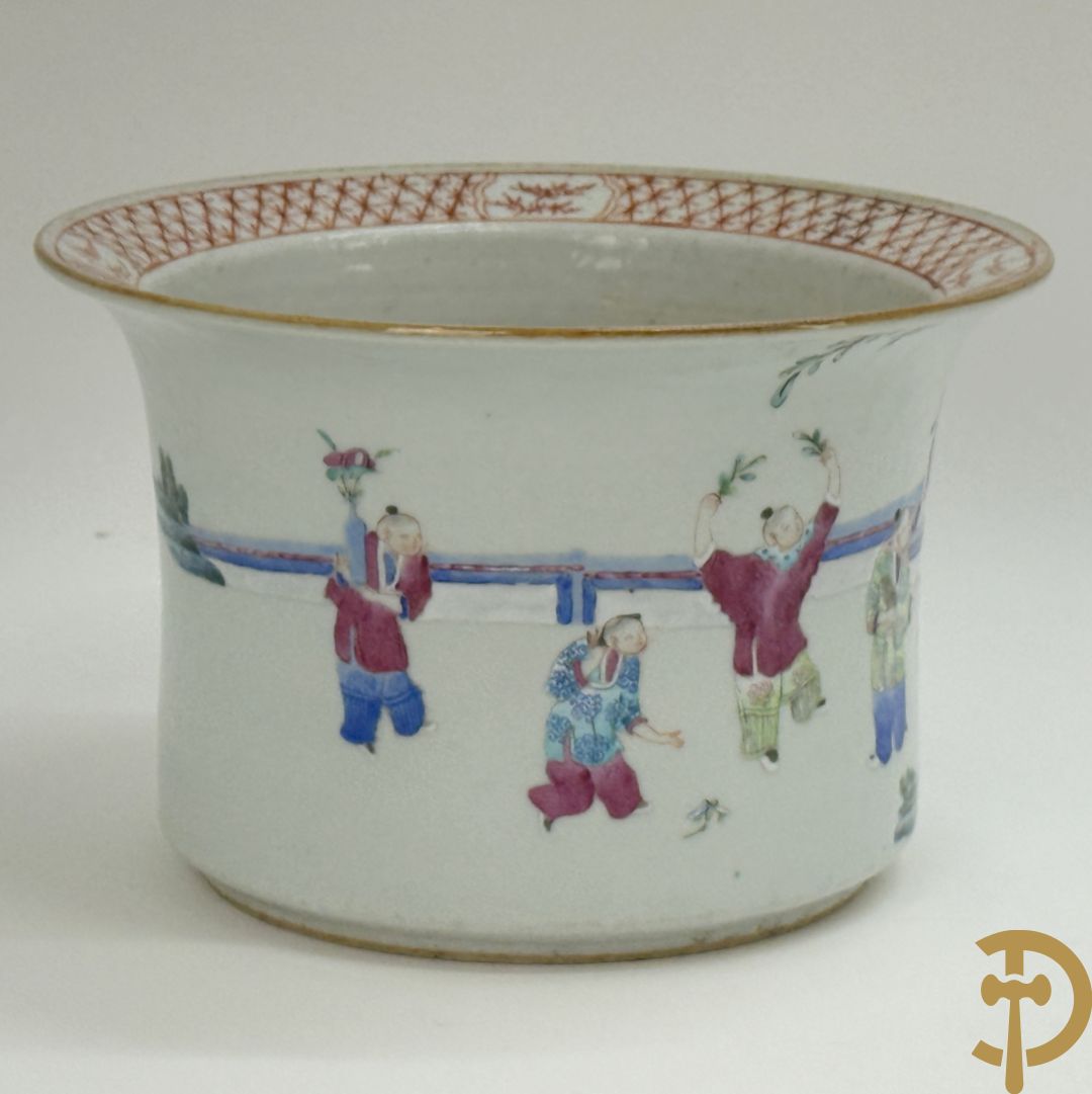 Chinese porseleinen bloemencachepot met decor van kinderen en dames