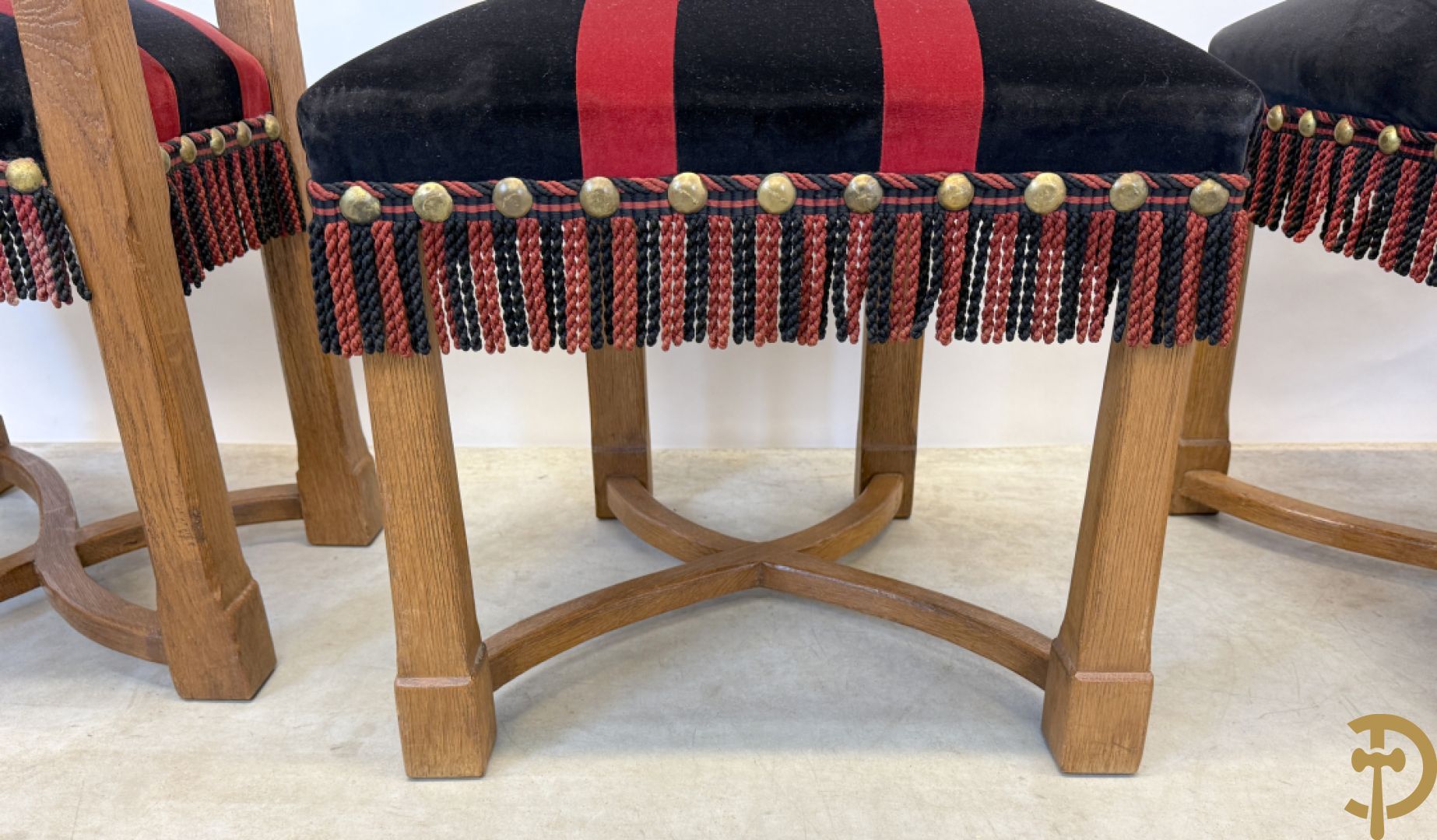 Massief eiken tafel met wangen en smeedijzer verbonden + 6 hoogleunige stoelen + 2 armzetels