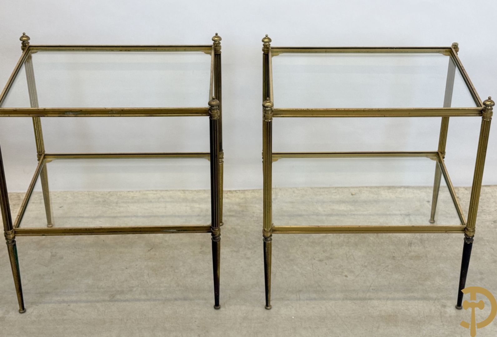 Paar koperen bout de canapé bijzettafels + koperen étagèretafel met gefumeerd glas