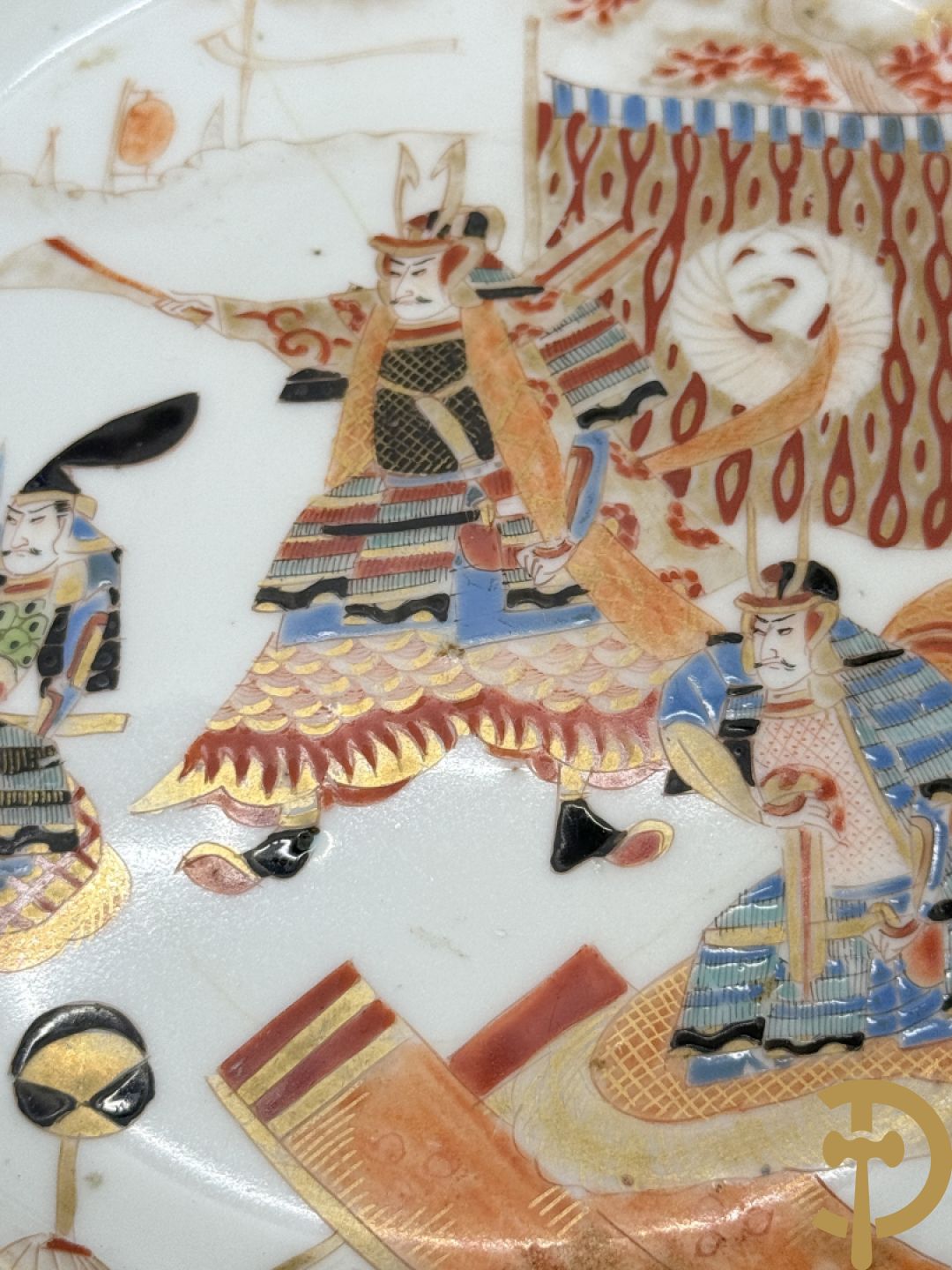 Paar Japanse meerkleurige porseleinen schalen met krijgerdecor op voet