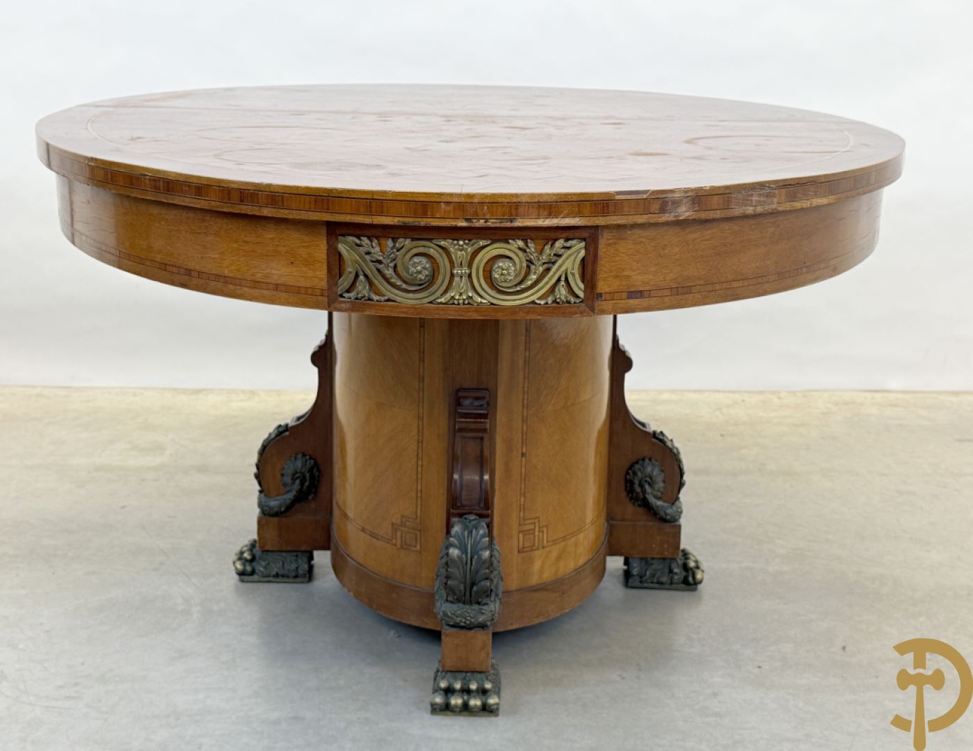 Ovale geparketteerde notelaren tafel bezet met bronzen ornamenten, Art deco Decoene