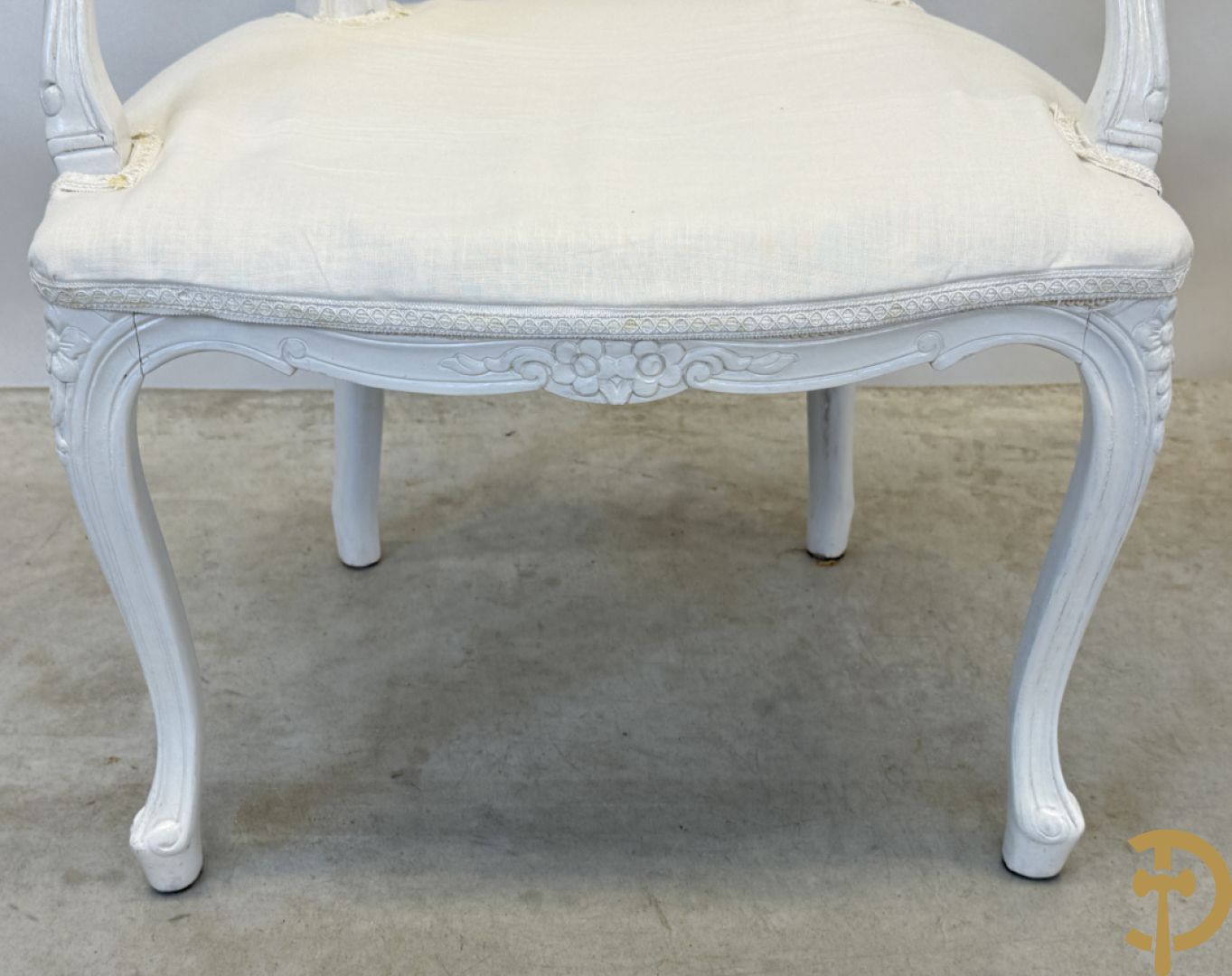 Paar gemonochromeerde Louis XV armzetels met gecanneerde rug + 2 gestoffeerde Louis XV armzetels