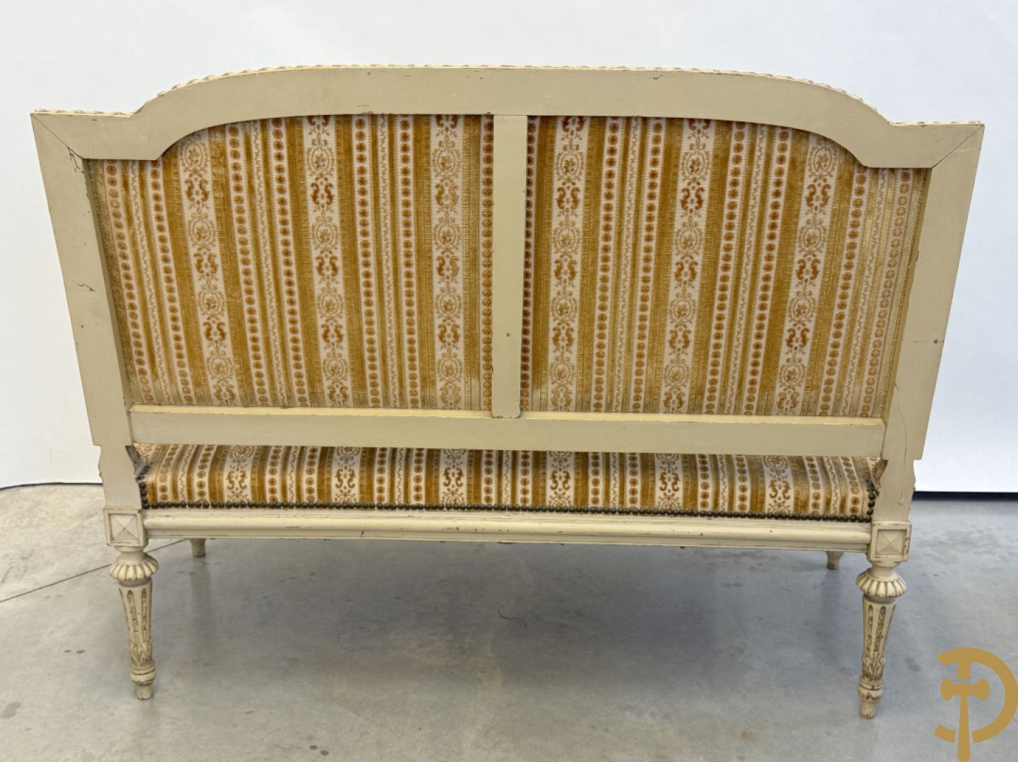 Gemonochromeerd salonensemble met gesculpteerde bladranken bestaande uit canapé, 2 armzetels en 3 stoelen