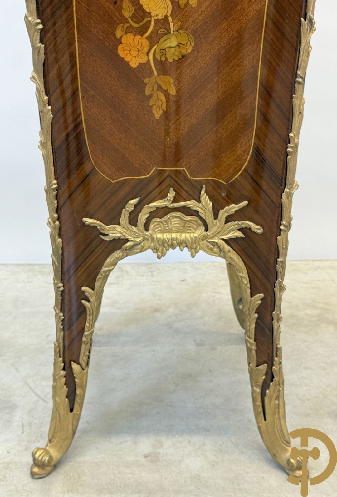 Paar notelaren gemarketteerde zuilen bezet met bronsbeslag en Louis XV motieven op voluutvormige poten - bovenaan met marmeren geaderd blad