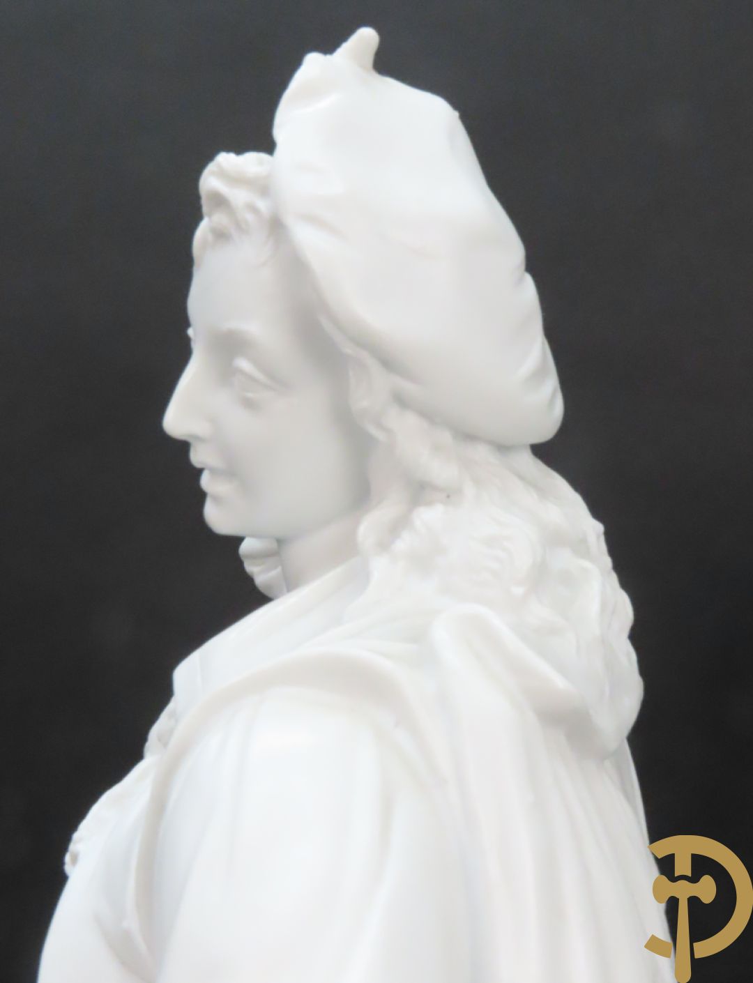 Paar grote witte biscuits van elegant koppel, onderaan gemerkt AM