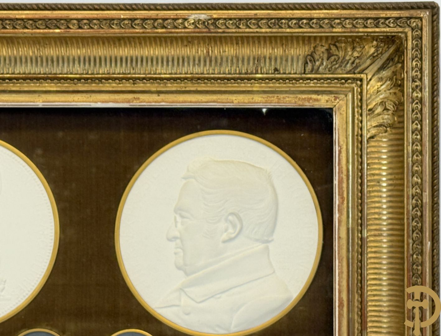 Kader met twee porseleinen plakkettes en 3 munten van Oudiné Eugène André