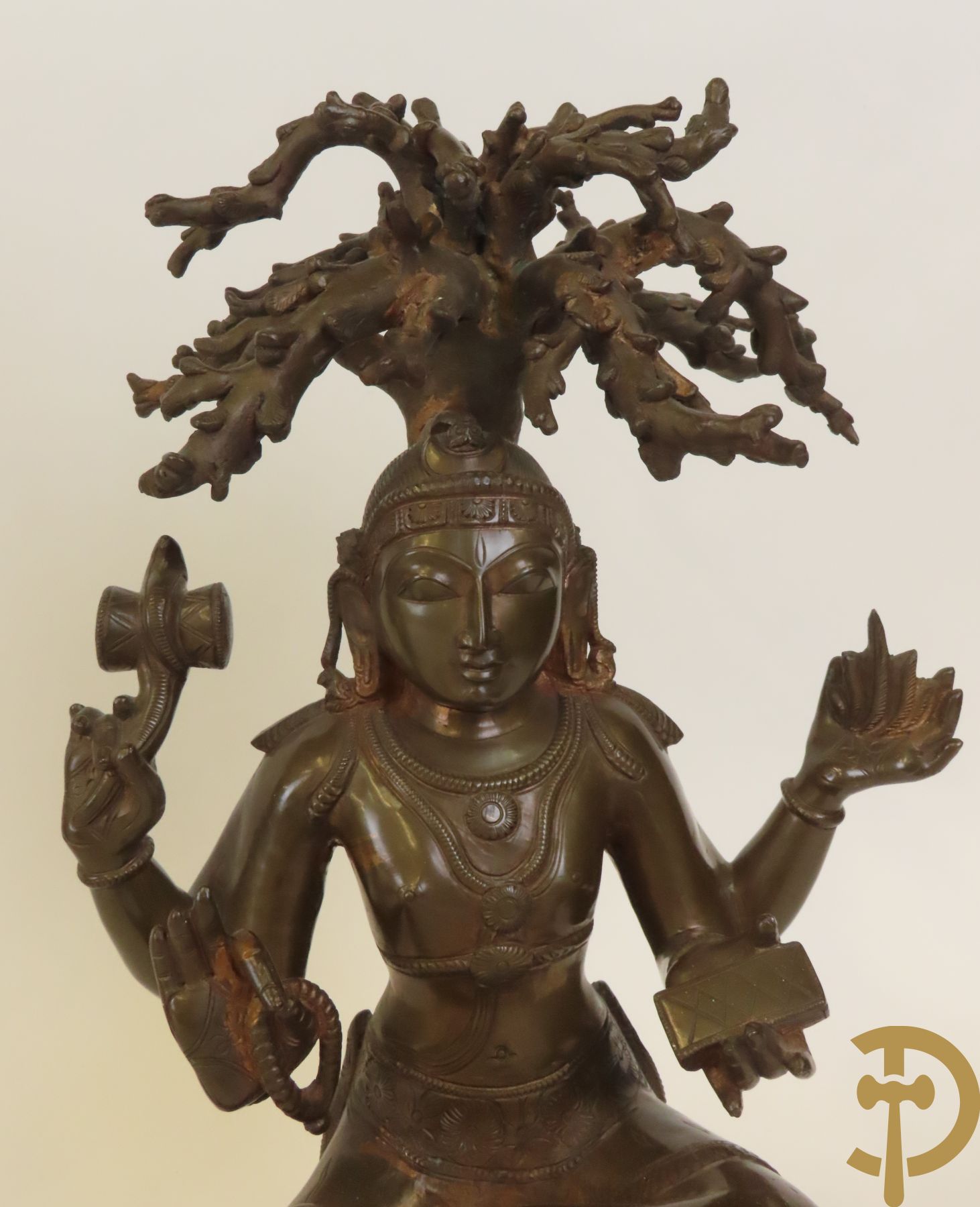 Aziatica bestaande uit bronzen zittende boedisatsvat onder boom, 2 bronzen olifanten met Indische figuren, bronzen zittende boedha, 4 Aziatische houtsculpturen van wijsgeren, Japanse dame in Satsumat en gipsen geknielde geisha