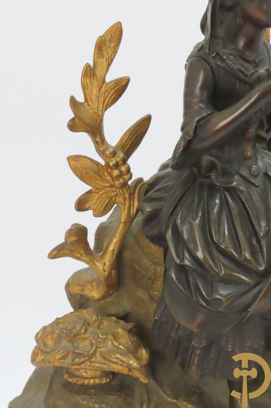 Bronzen pendule bezet met elegante dame en onderaan met basrelief en rocailles