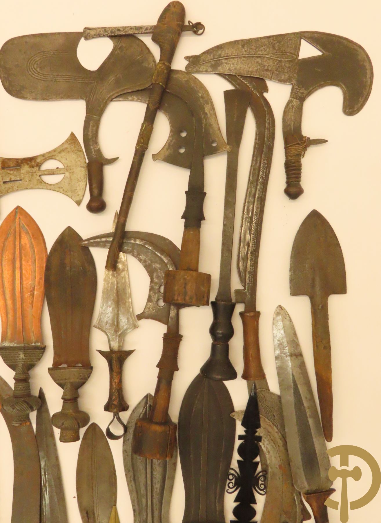 Verzameling mooi bewerkte Afrikaanse machetes, messen, speren, bijlen e.a.