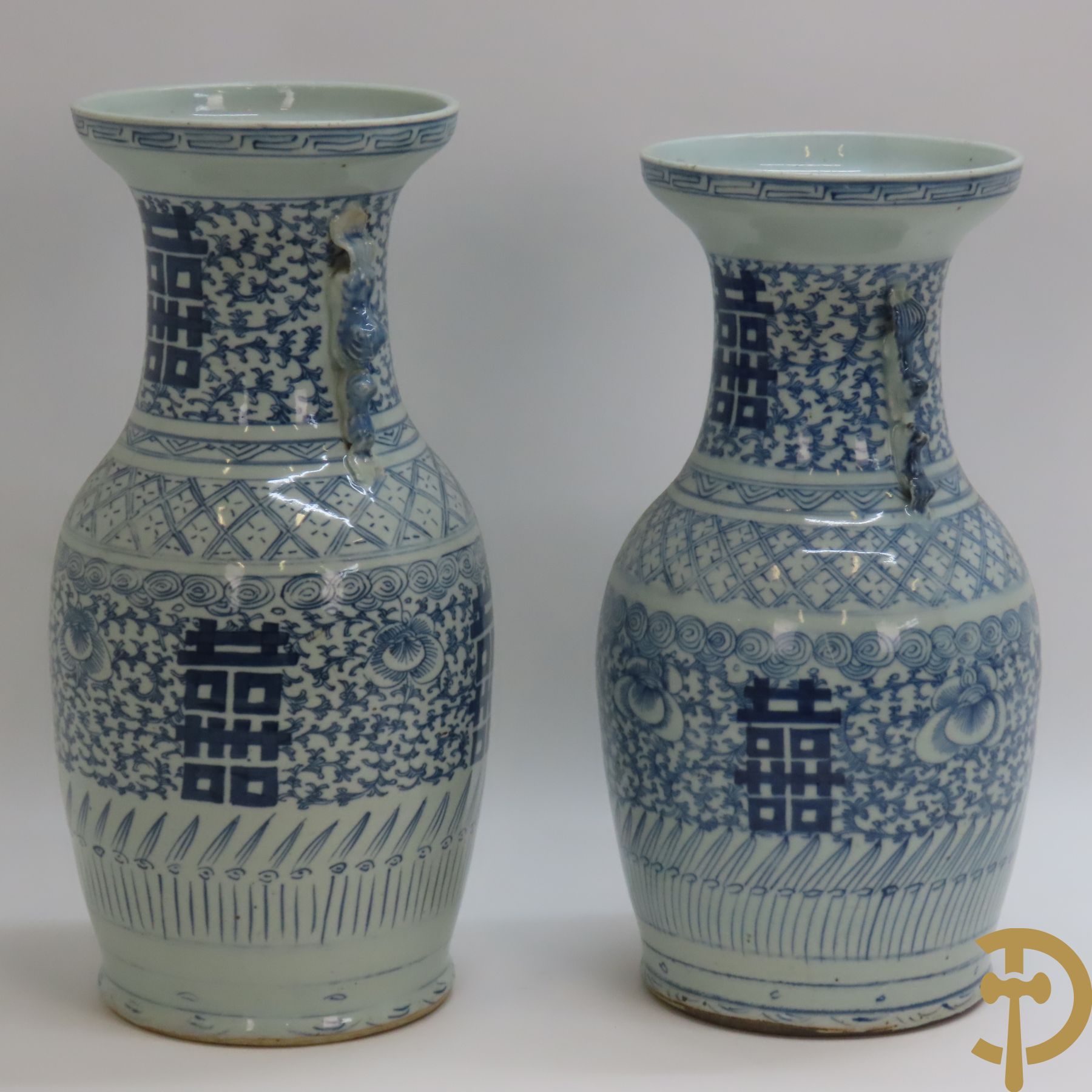 Twee Chinese porseleinen vazen met blauw/wit decor en Chinese tekens