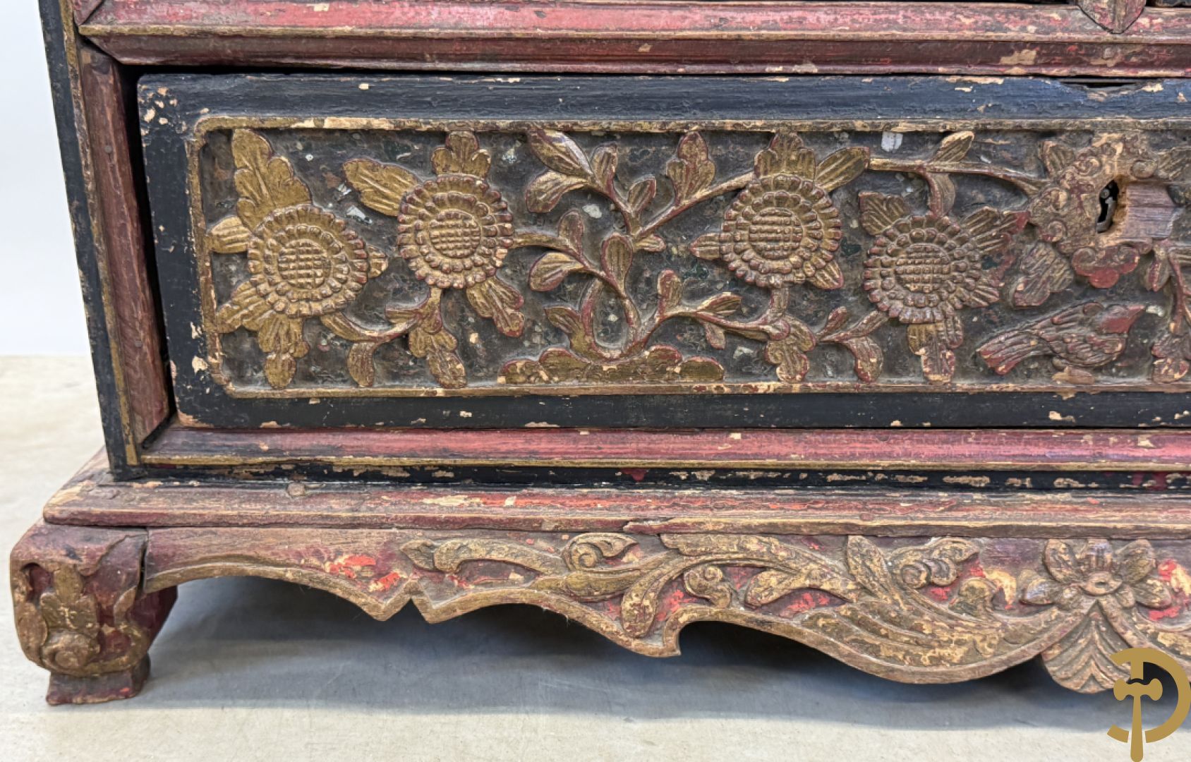 Indonesisch laag ladenkastje met sculptuur van accanthusranken en koperbeslag