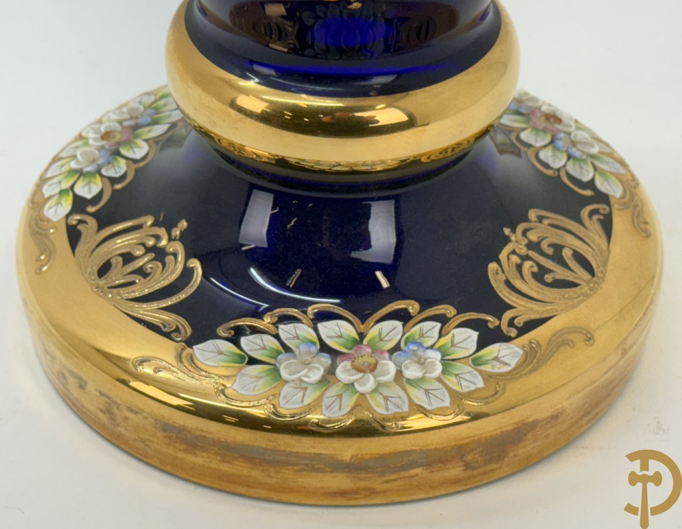 Grote Italiaanse blauwe glazen vaas met vergulde motieven en bloemen