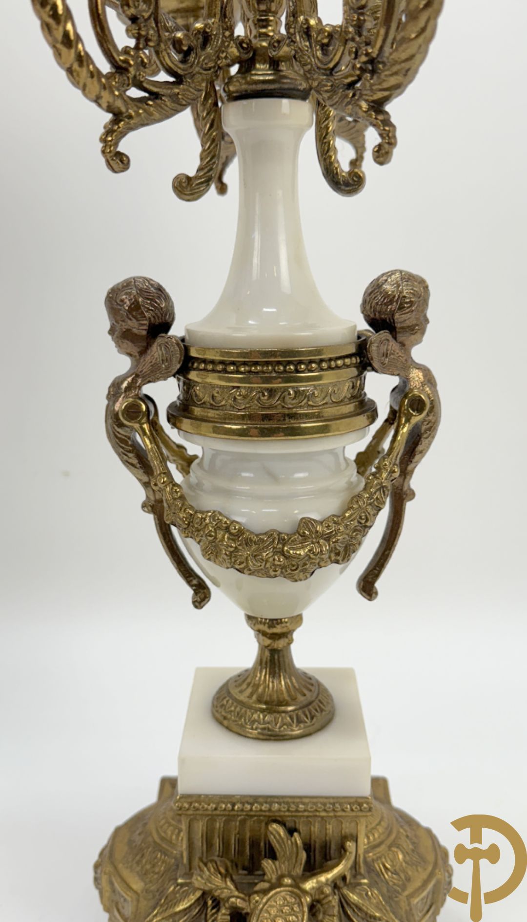 Driedelige koperen garnituur, centraal met harp geflankeerd door paar cupido