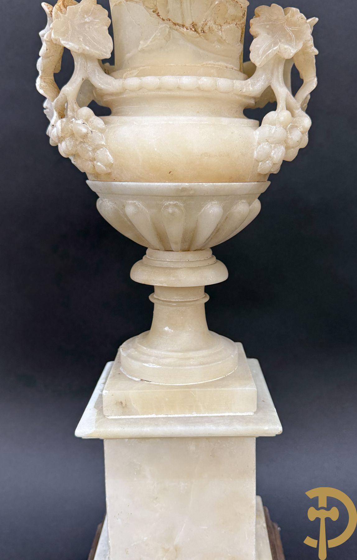 Paar handgesculpteerde albasten vazen met bloemen- en accanthusranken