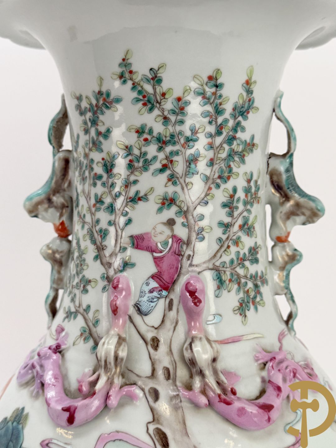 Chinese porseleinen vaas met dubbel decor van dieren, personages, dames en kinderen