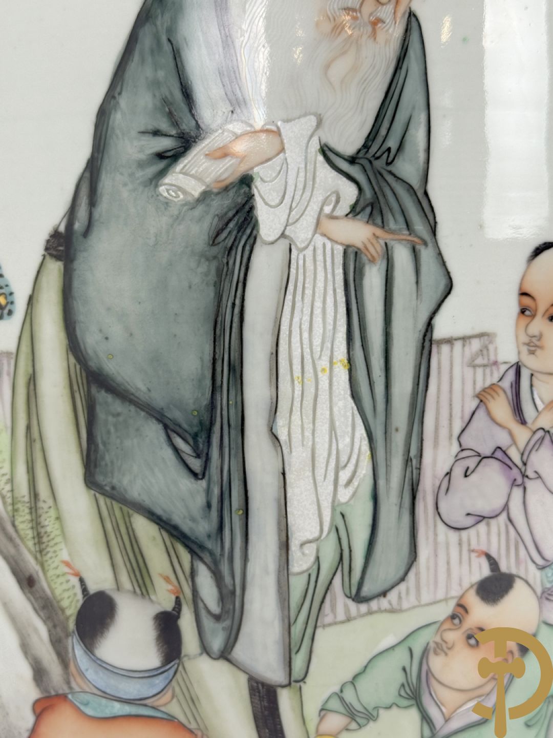 Chinese porseleinen vaas met decor van wijsgeer omgeven door kinderen