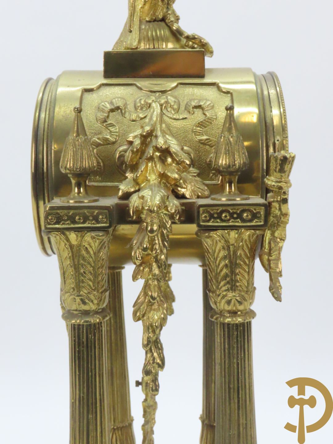 Driedelige bronzen garnituur bestaande uit middenstuk met 4 gecanneleerde zuilen en adelaar bezet + paar kandelaars