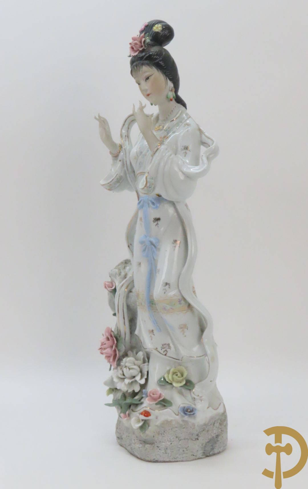 Chinese porseleinen geisha dame tussen de bloemen