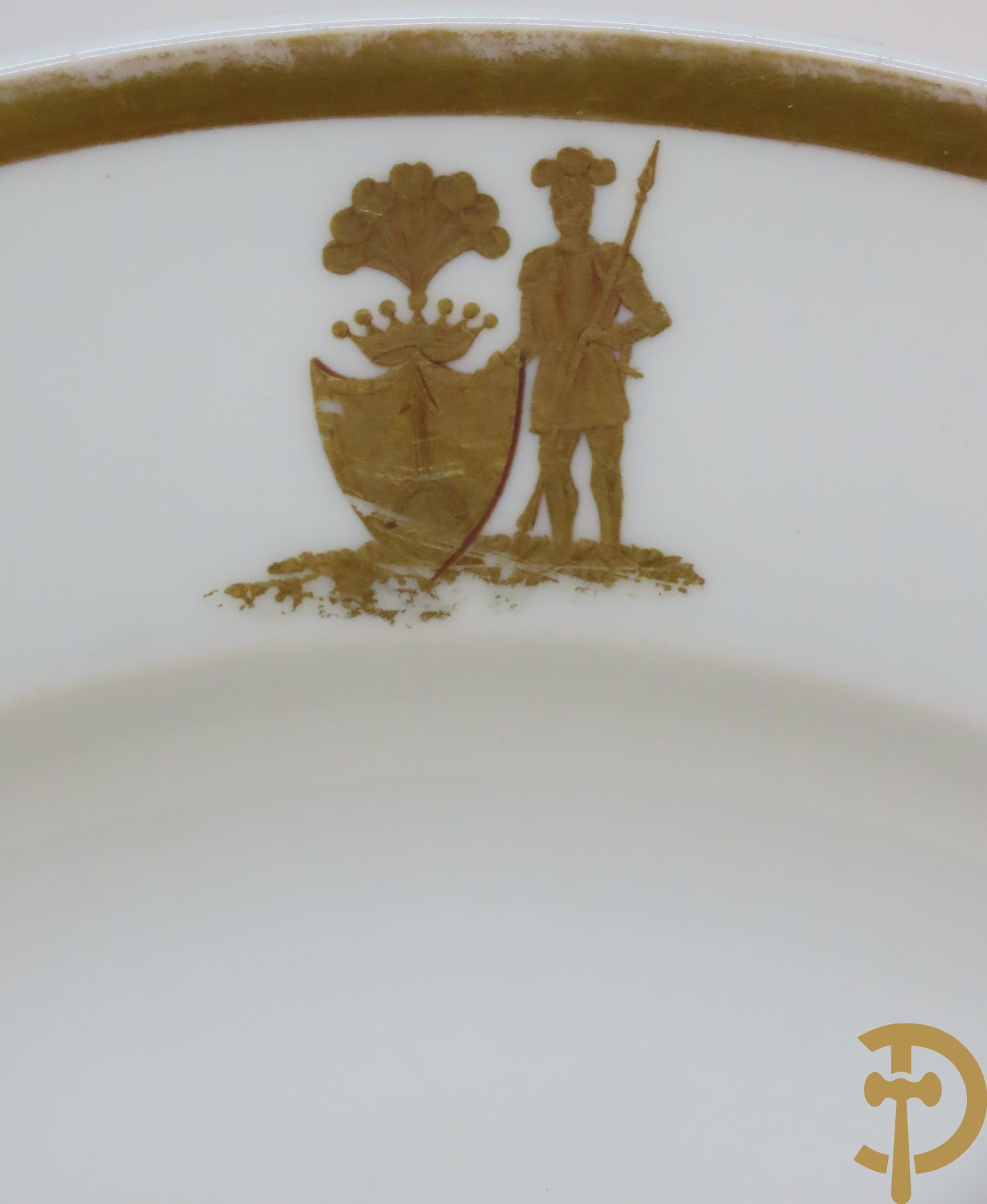 Zes porseleinen borden onder gemerkt met zwaarden / Meissen : 1 bord met stadstafereel, 1 verlucht bord met drakendecor, 1 bord met vogeldecor, 1 met bloemen en 2 met bloemendecor omgeven door vergulde rand