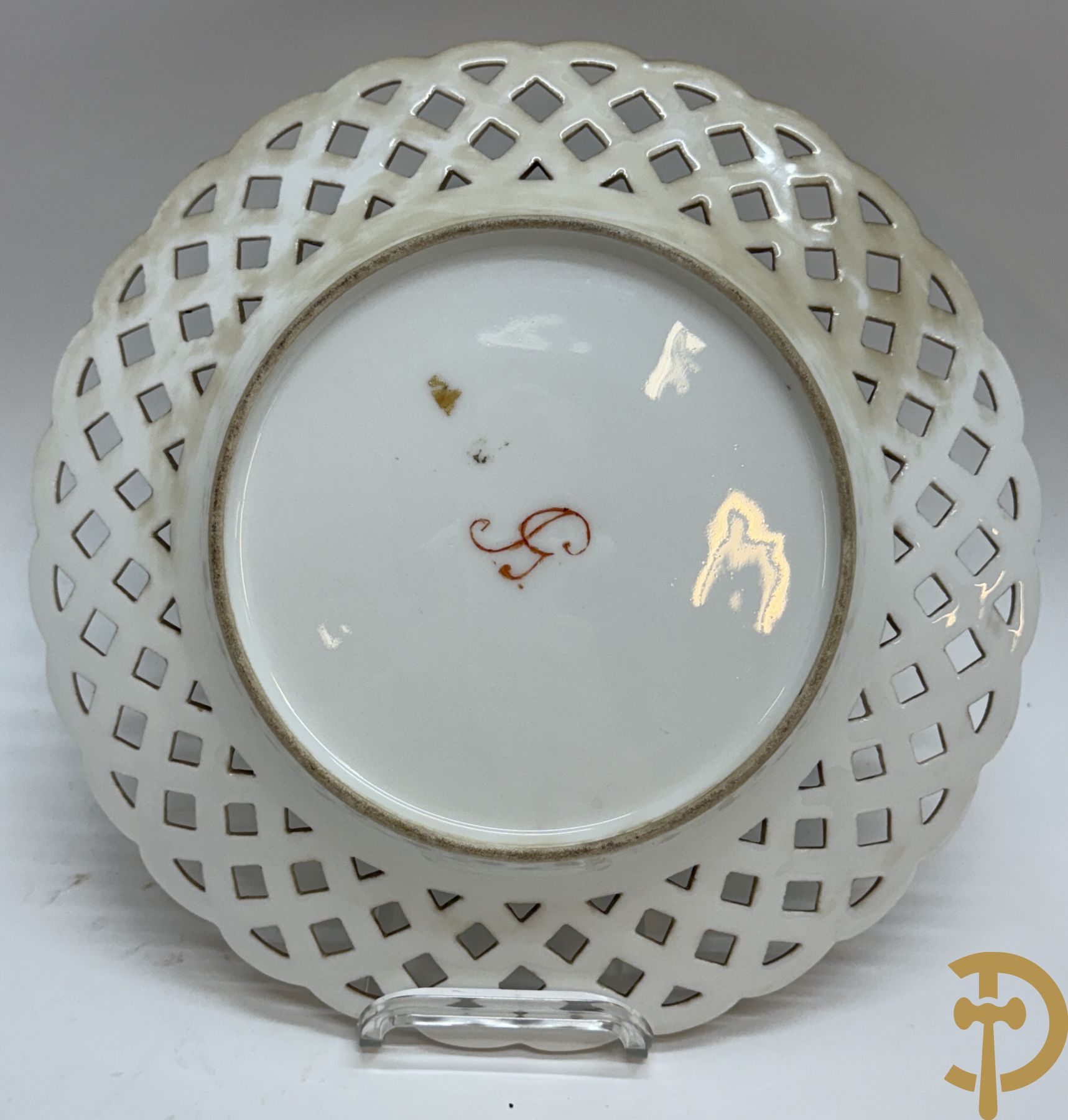 Acht handbeschilderde geajoureerde porseleinen borden met landschapsdecor, onderaan gemerkt