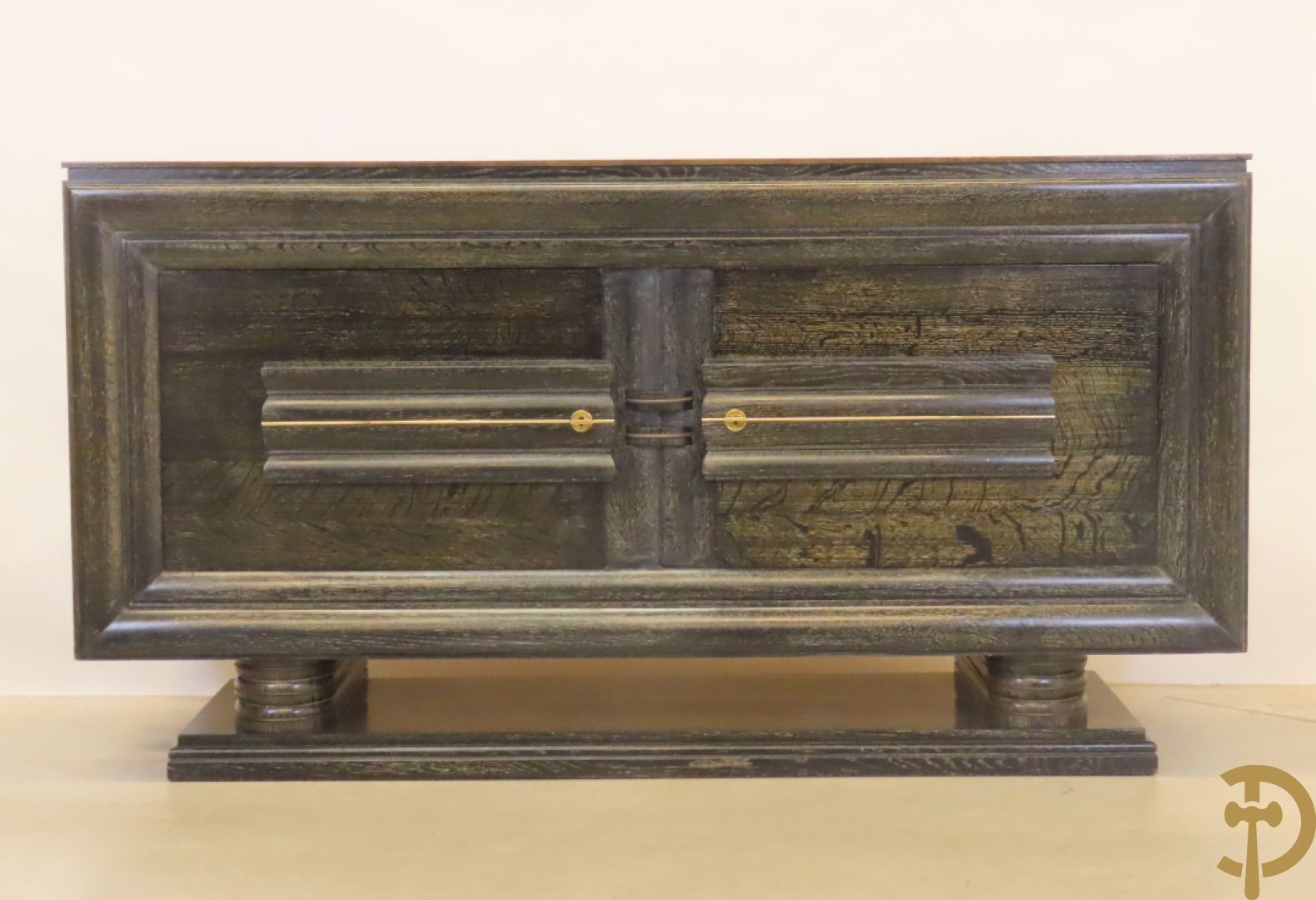 Art deco dressoir met 2 deuren en koperen baguette op sokkel