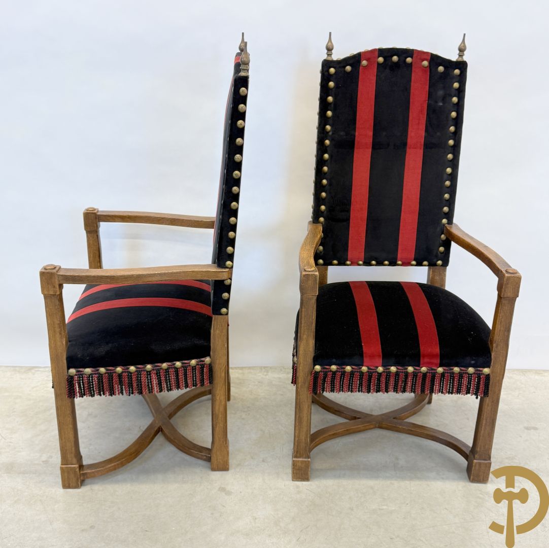 Massief eiken tafel met wangen en smeedijzer verbonden + 6 hoogleunige stoelen + 2 armzetels