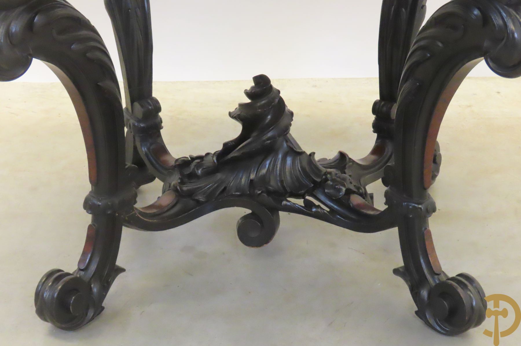 Napoleon III bijzettafel met gesculpteerde rocailles, 19e