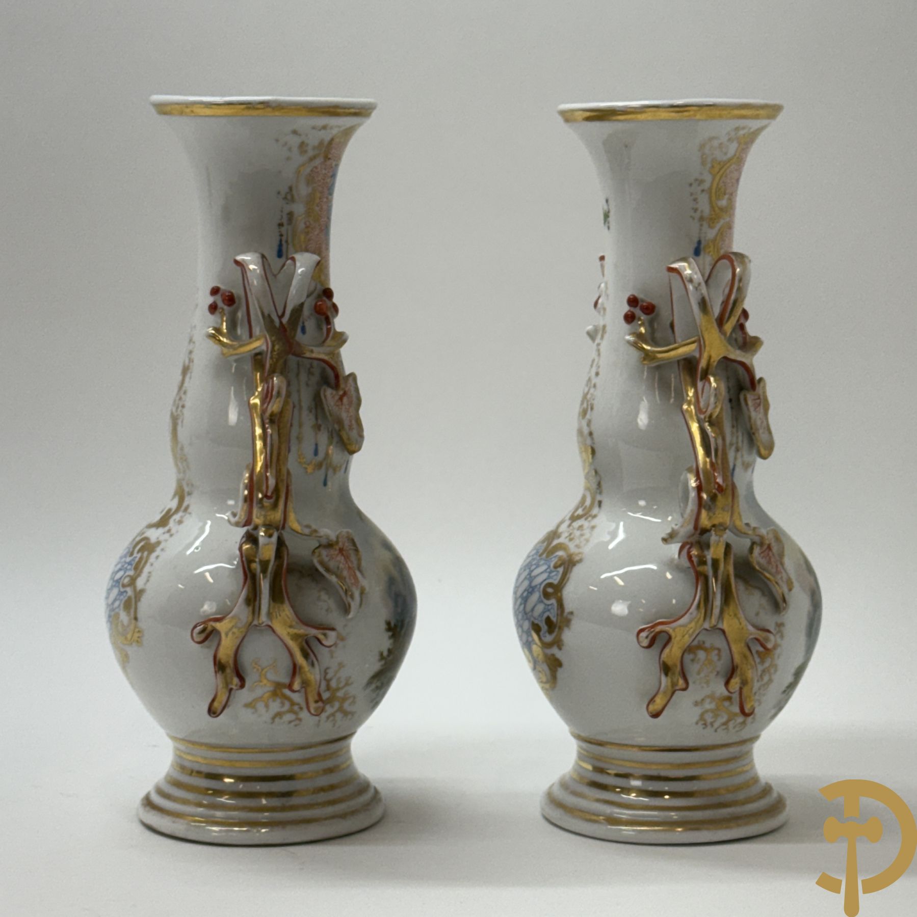 Paar Vieux Paris vazen met romantisch handbeschilderd tafereel