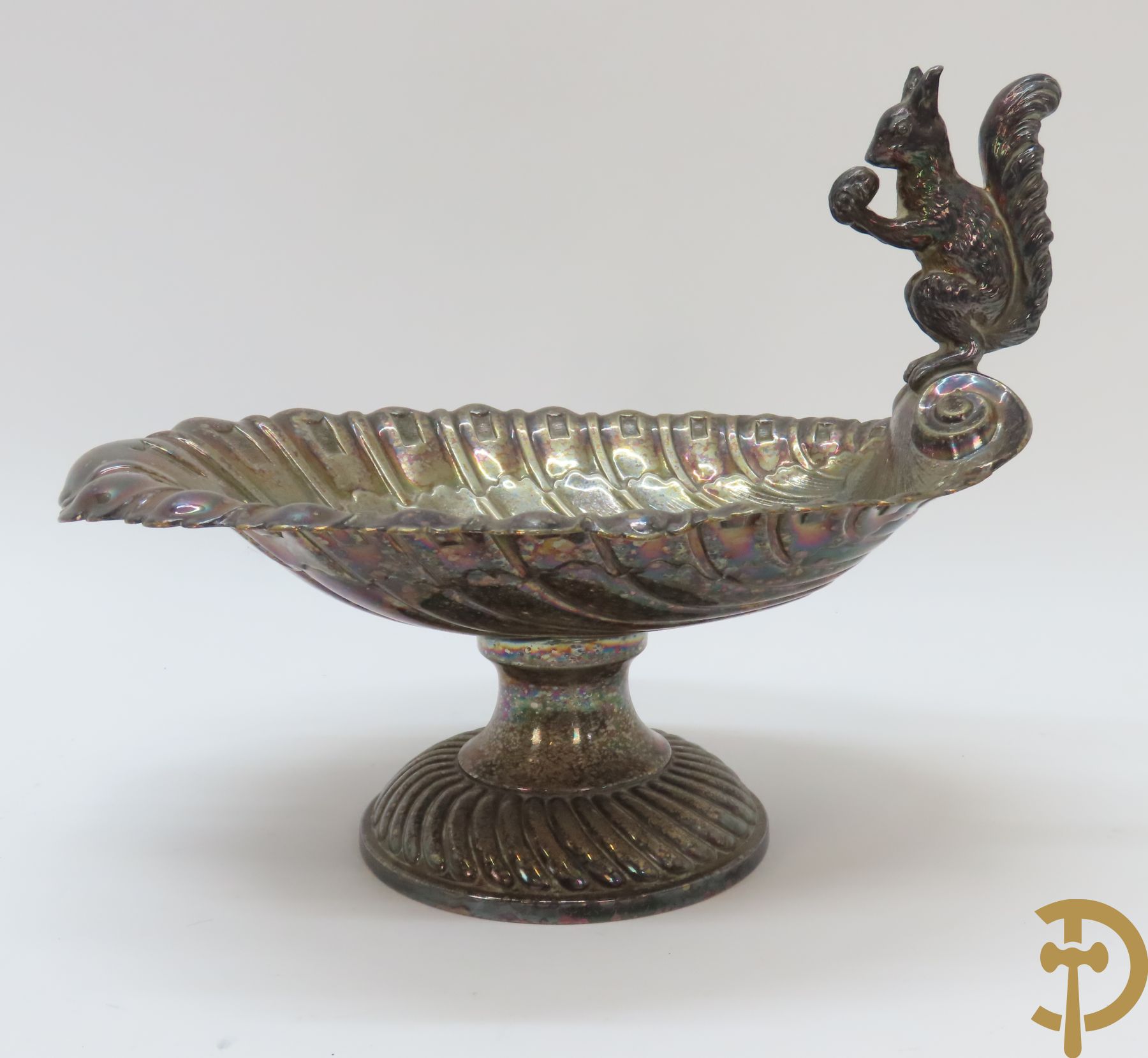 Verzilverd koffiestel MFD & Plated by Reed & Barton 2046 bestaande uit koffiekan, melkkan en suikerpot met ovale medaillons + verzilverde coupe met eekhoorn en rocaille + verzilverde coupe met glas + Verzilverde schenkkan met houten handvat