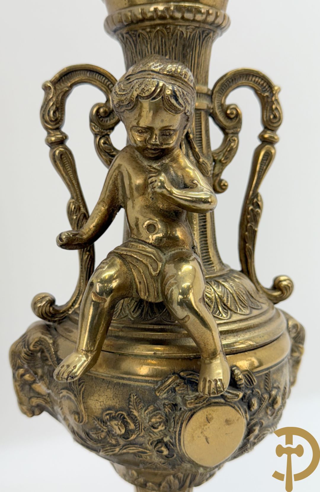 Paar koperen cassolettes bezet met ramskoppen dragende een cupido + koperen beeld van jongeman met zevenarmige kandelaar