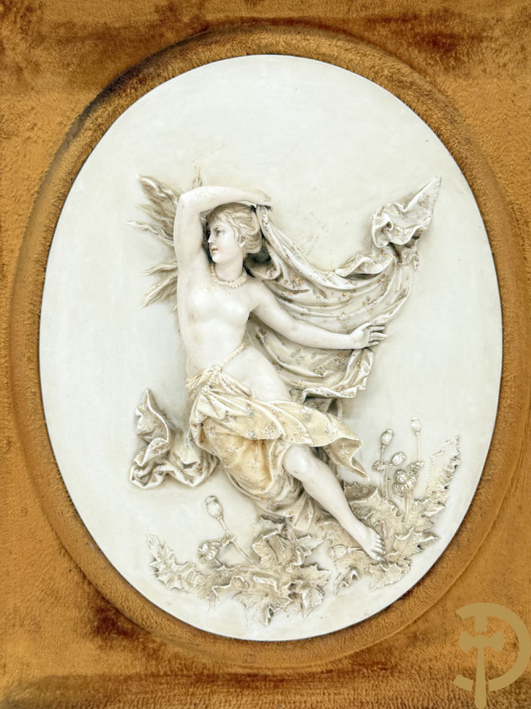 Paar ovale porseleinen plakkettes met elegante dame in bloemenveld