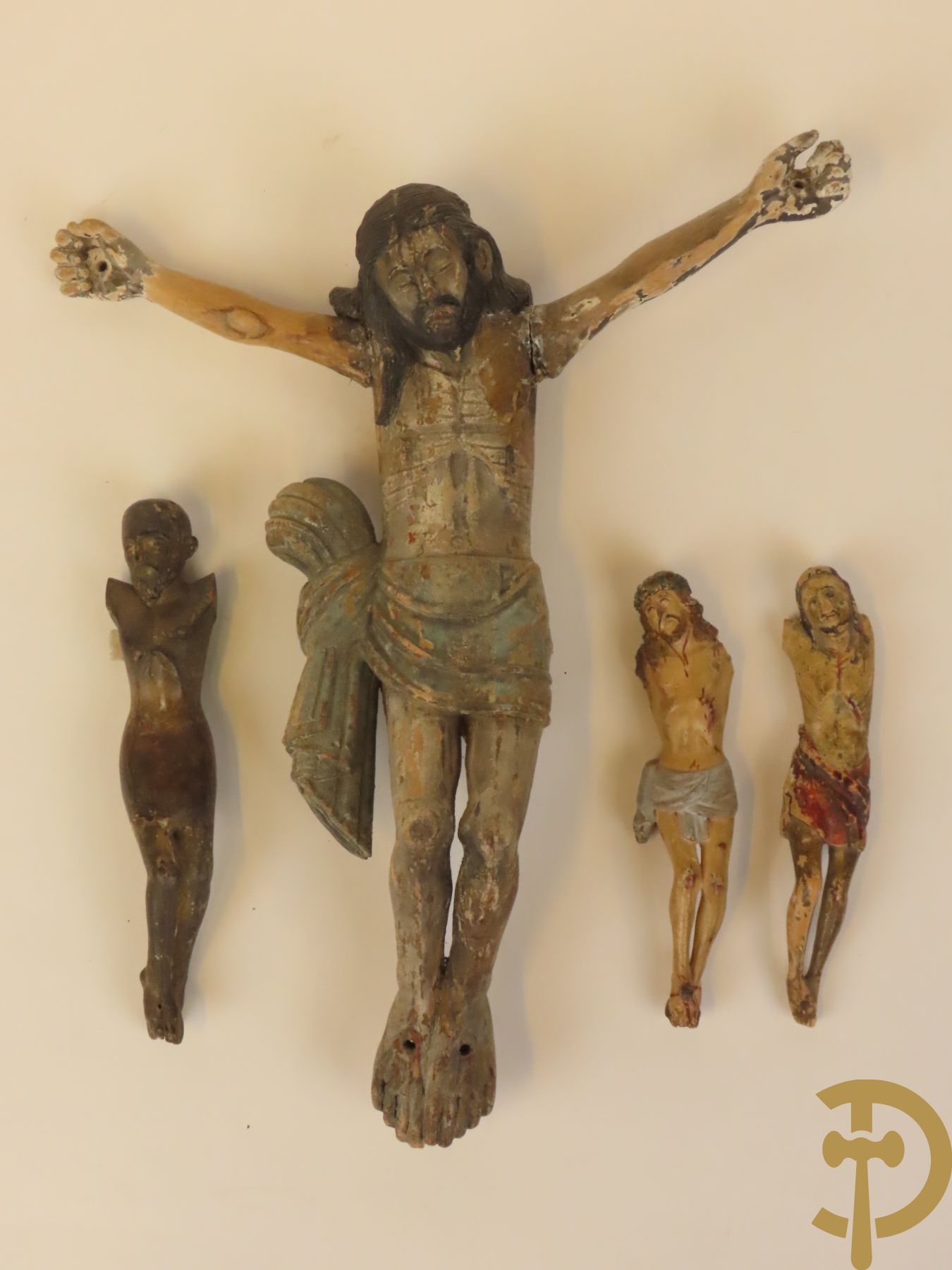 Vier houtgesculpteerde corpussen