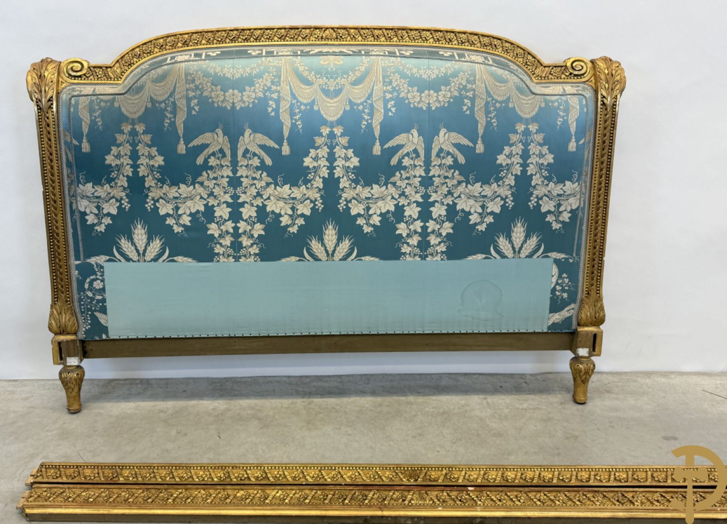 Verguld afgebogen Louis XVI bed met accanthusranken en voluutvormige ornamenten, mooi gestoffeerd met florale motieven