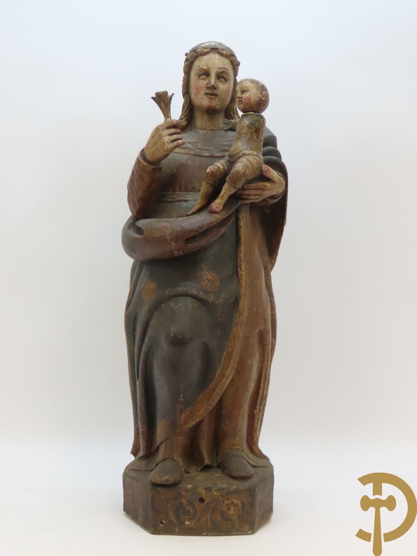 Gepolychromeerde houtsculptuur van Madonna met bloem in rechterhand en Kindje Jezus in linkerhand