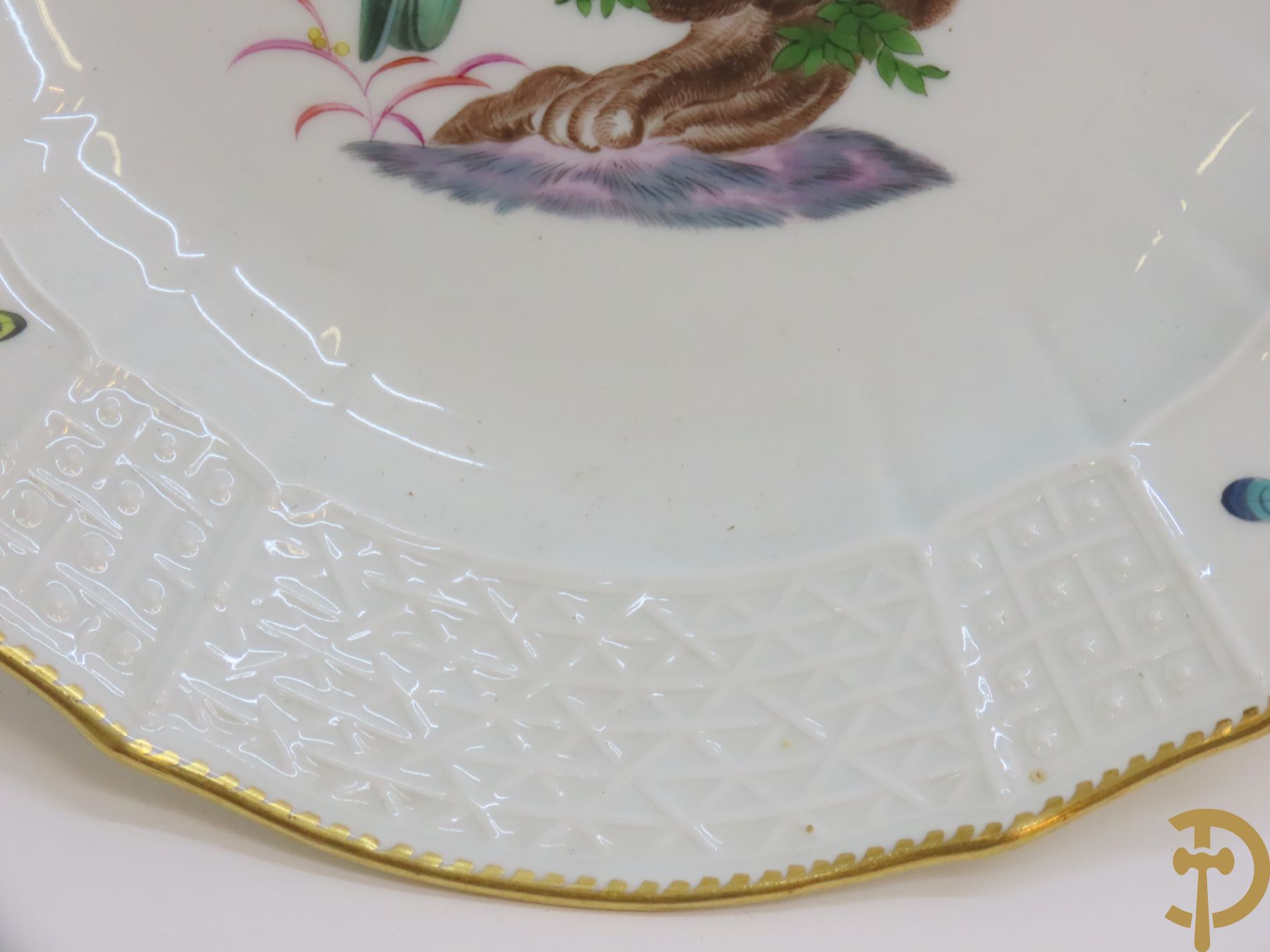 Zes porseleinen borden onder gemerkt met zwaarden / Meissen : 1 bord met stadstafereel, 1 verlucht bord met drakendecor, 1 bord met vogeldecor, 1 met bloemen en 2 met bloemendecor omgeven door vergulde rand