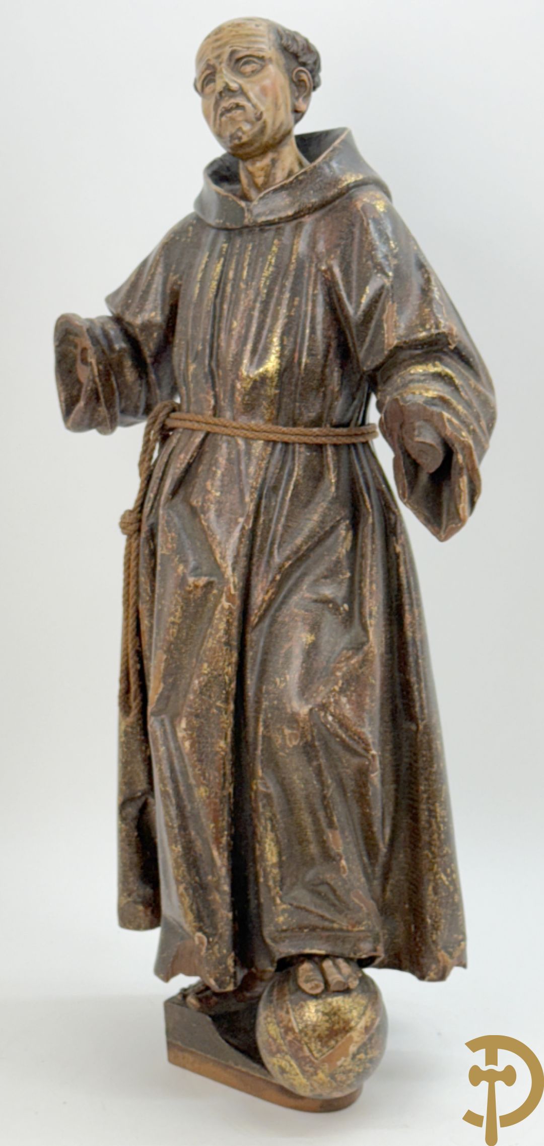 Gepolychromeerde houtsculptuur van Sint Antonius steunend met linkervoet op wereldbol