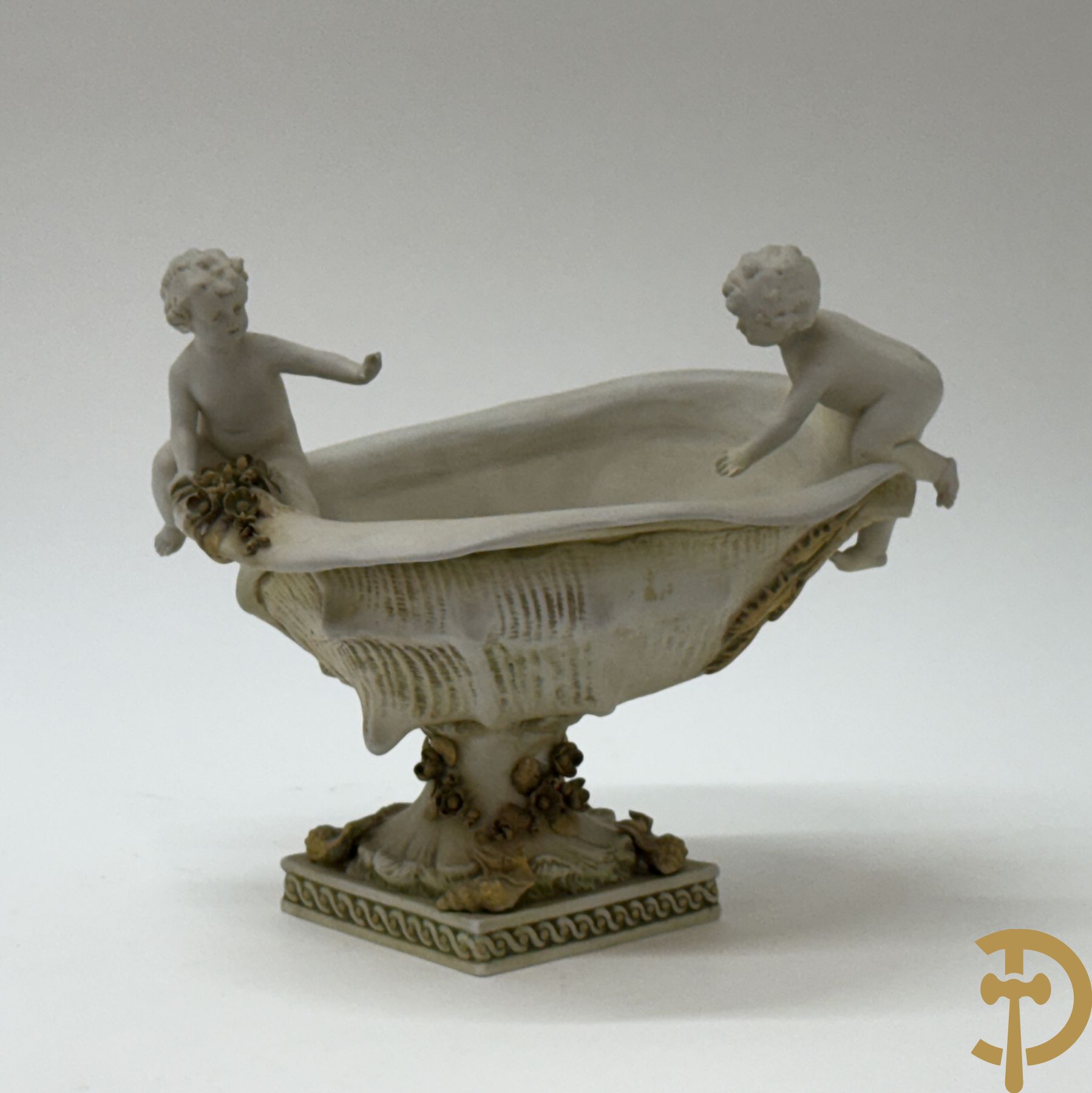 Biscuit coupe rocaille met 2 cupido