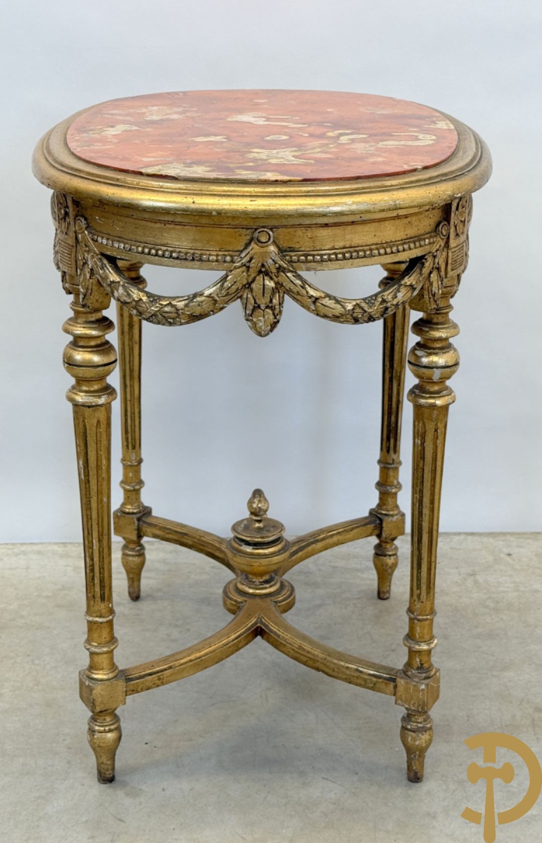 Ovale vergulde salontafel met Louis XVI motieven op gecanneleerde poten - met marmeren blad + 2 vergulde Louis XVI stoelen