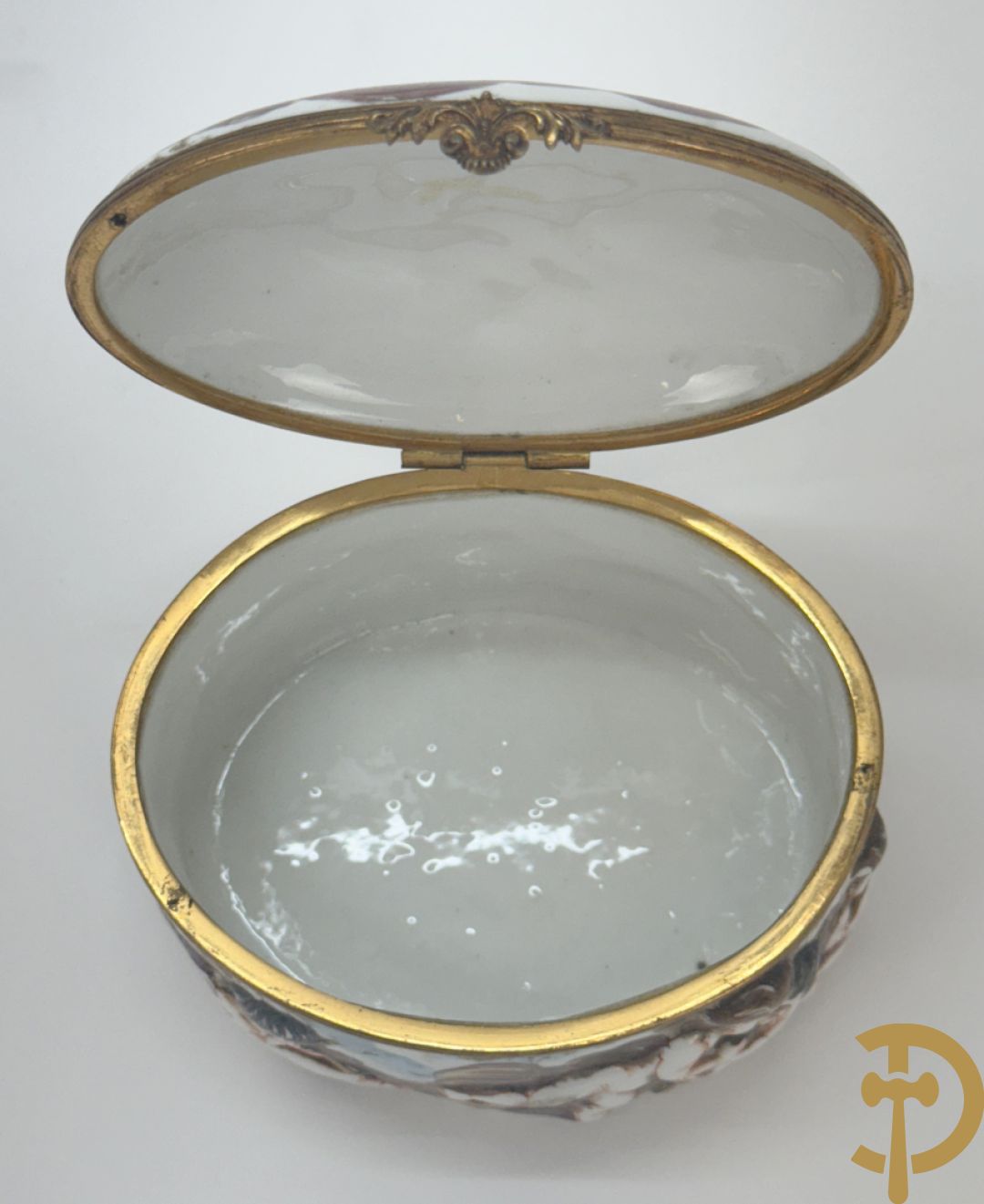 Vierkante blauw porseleinen fles Sèvres (Paul Milet) gemerkt met zilveren dop + dekseldoos Capo di Monte met cupido