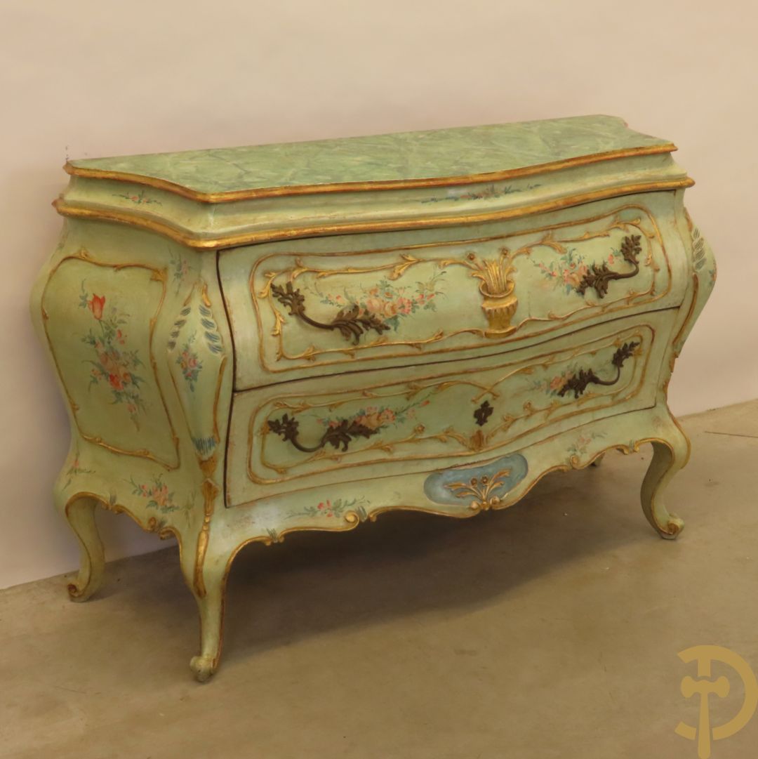 Gegalbeerde tweeladencommode op voluutvormige poten met verguld en beschilderd bloemendecor