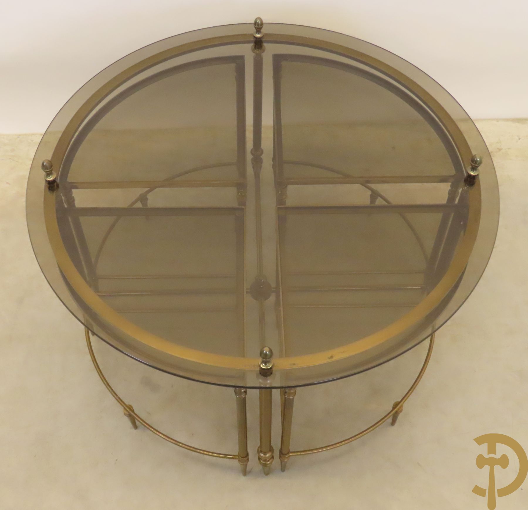 Vintage salontafel met gefumeerd glazen rond blad bezet met denappels op koperen onderstel - eronder met 4 inschuifbare kwartvormige bijzettafeltjes