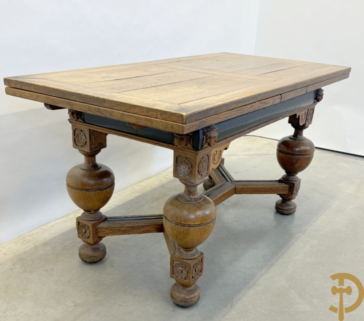 Eiken Neo Renaissance bolpoottafel bezet met rosassen en gesculpteerde kinderkopjes