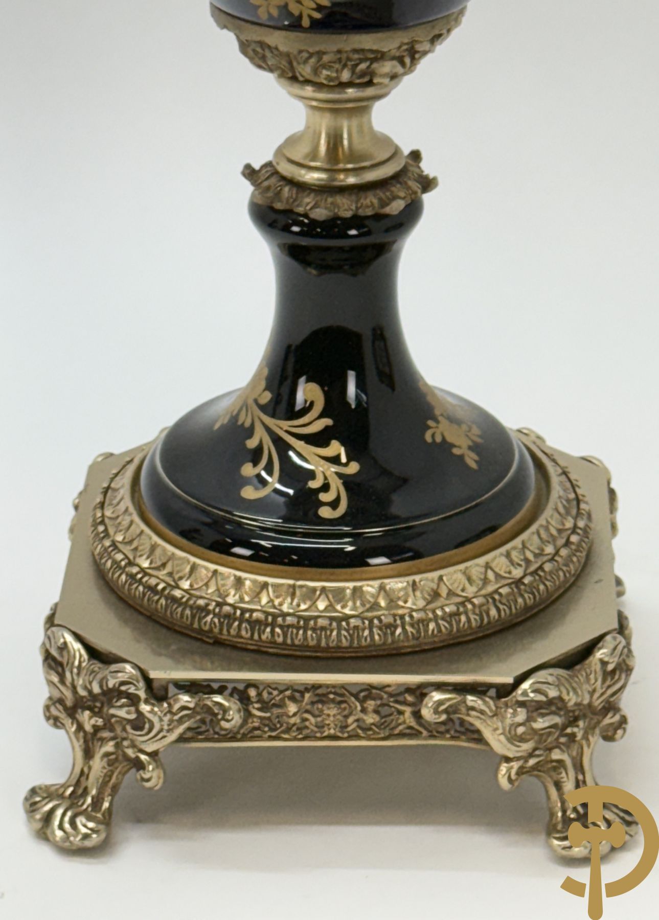 Sèvres stijl vaas met geanimeerde galante scène, zijdelings met paar bronzen armen + schaal met bloementafereel, Limoges stijl