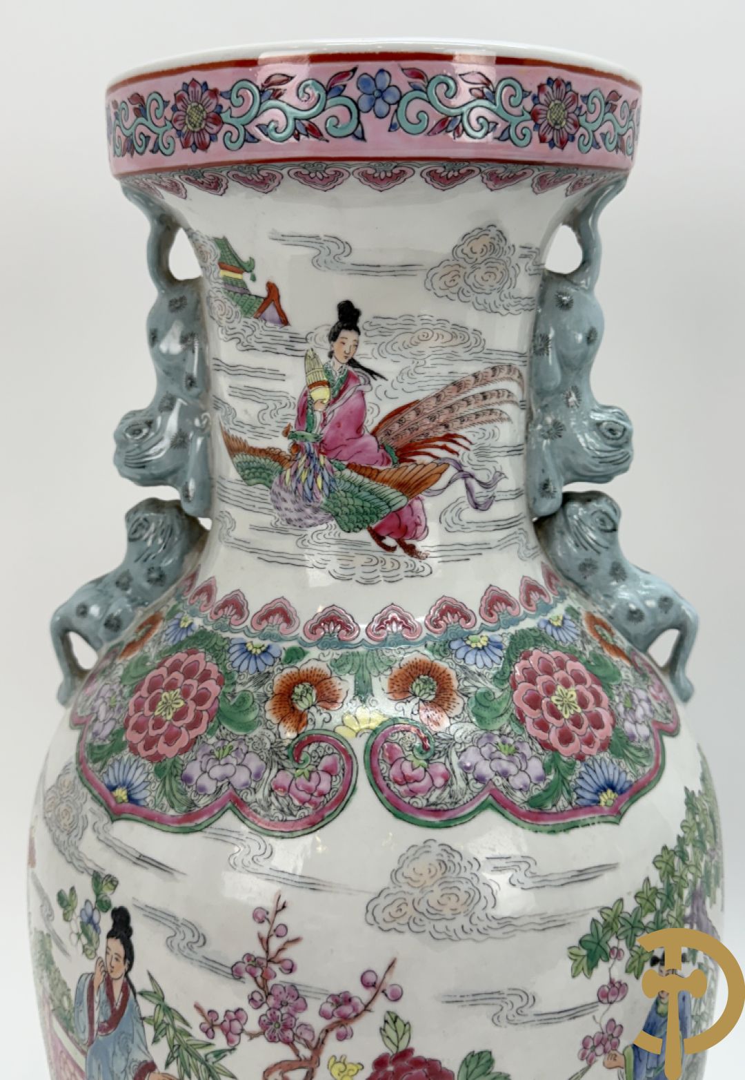 Paar Chinese porseleinen vazen met geanimeerd tafereel