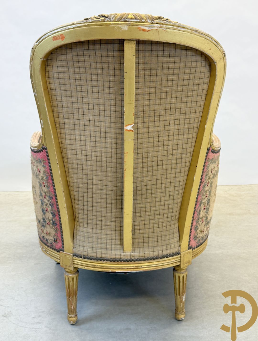 Vergulde Louis XVI chaise longue bezet met petit points met bloemendecor