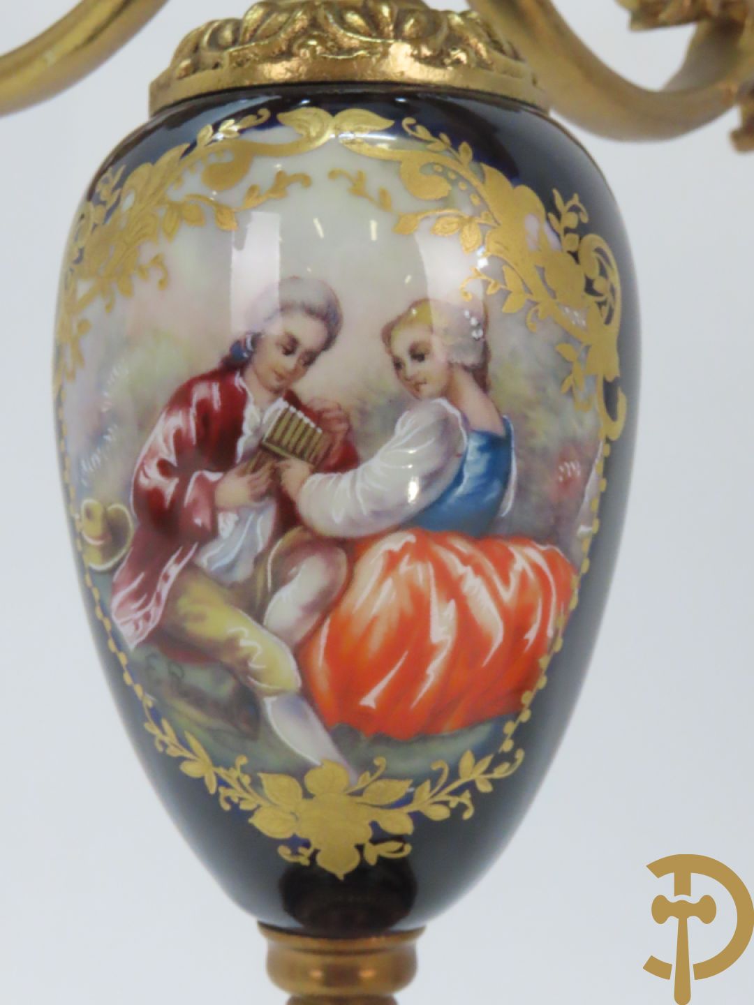 Twee porseleinen Stijl Sèvres cassolettes + dekselpotiche met bloemendecor + vijfarmige kandelaar Sèvres stijl, ACF