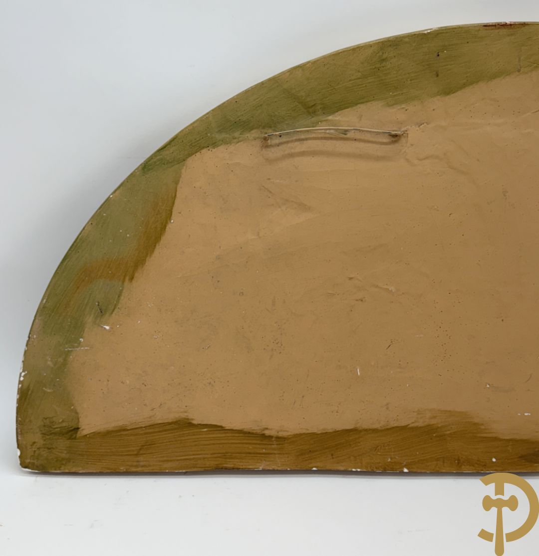 Halve maanvormig basrelief in terra cotta met romantisch decor van musicerende en spelende cupido