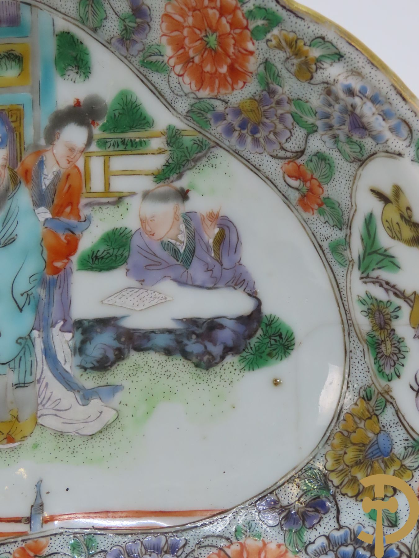 Ovale Chinese porseleinen Kanton schotel met geanimeerd decor en bloementaferelen + hardhouten box met landschap in parelmoer + 3 houtgesculpteerde oosterse figuren