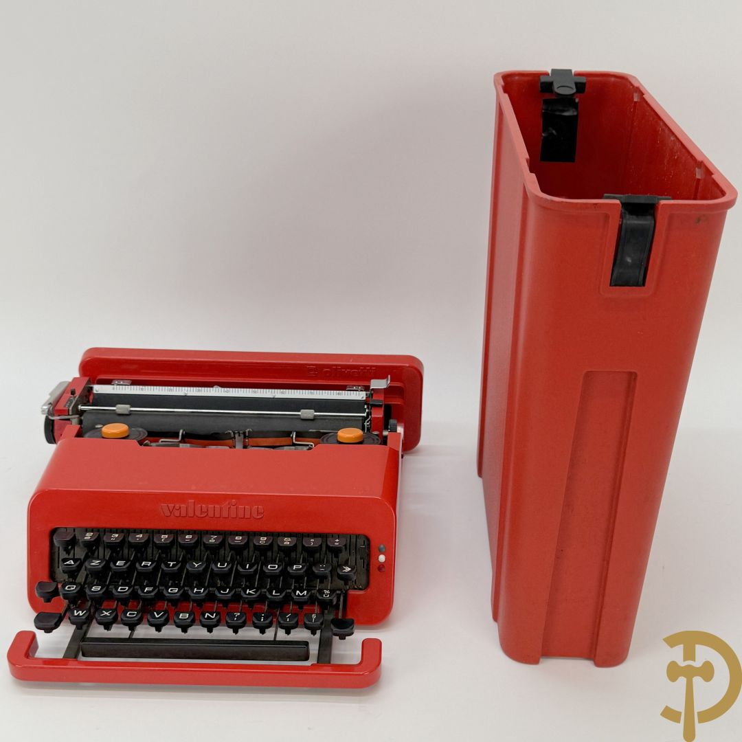 Typmachine in design plexi uitvoering door Olivetti 