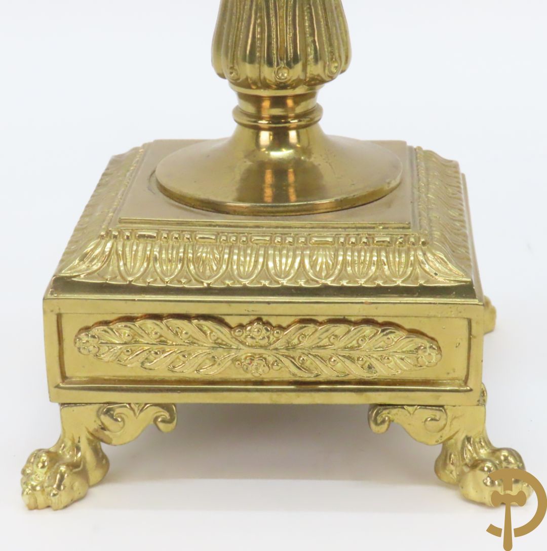 Driedelige bronzen garnituur bestaande uit middenstuk met 4 gecanneleerde zuilen en adelaar bezet + paar kandelaars